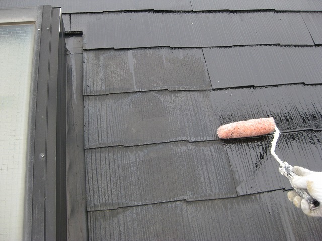 日進市でスレート屋根塗装工事の上塗り工程、遮熱塗料で二階の暑さ対策も行いました